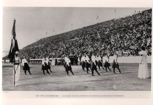 1906年，Les Sports Modernes在雅典奥运会上展示团体体操的丹麦女性